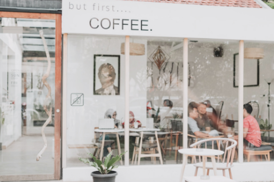 ガラス張りで店内がよく見えるカフェの外観